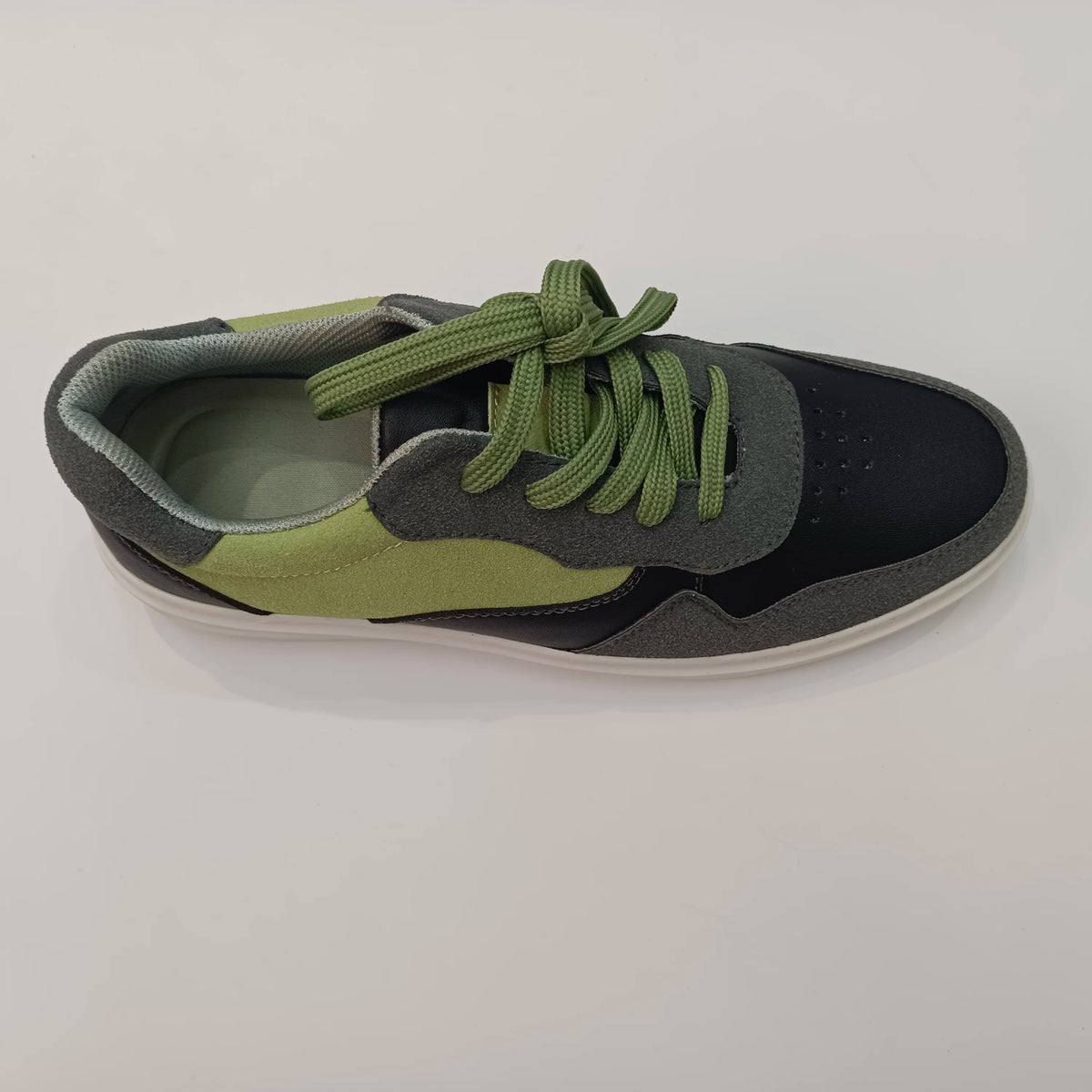 Hot Selling Light Weight Autumn Casual Sneaker Shoe for Man with PU Waterproof Upper Soft Cushioning Breathable Fashion Trend