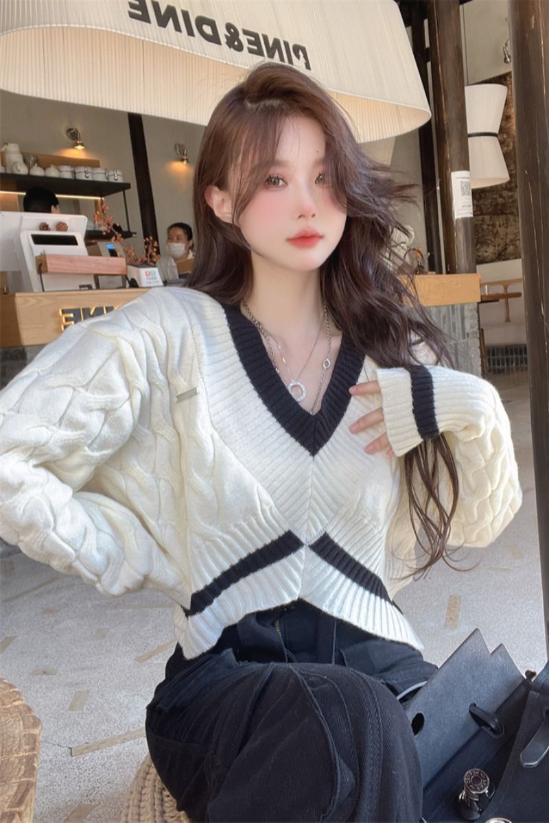 2024 Winter New Lazy Wind Explosions Thickened Sweater T-shirt Sweet Spice Girl Fashion Niche Design V-neck Top for Women
