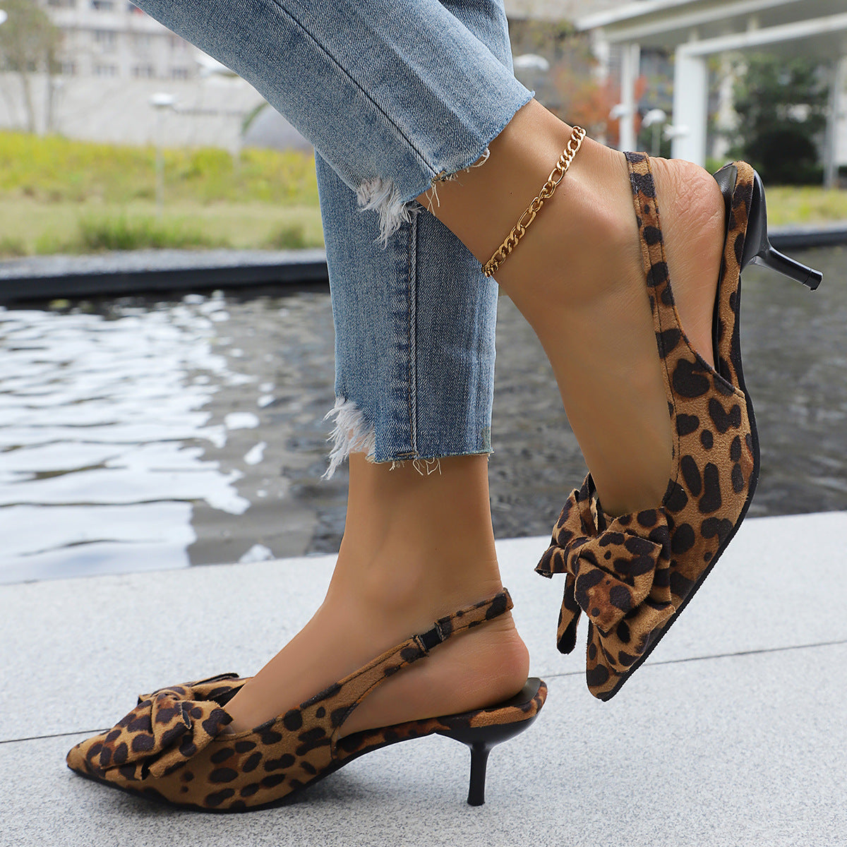 Niche Leopard Print High Heels for Women 2024 Spring and Summer New Style Retro Elegant Elegant Stiletto Pointed Toe Sandals