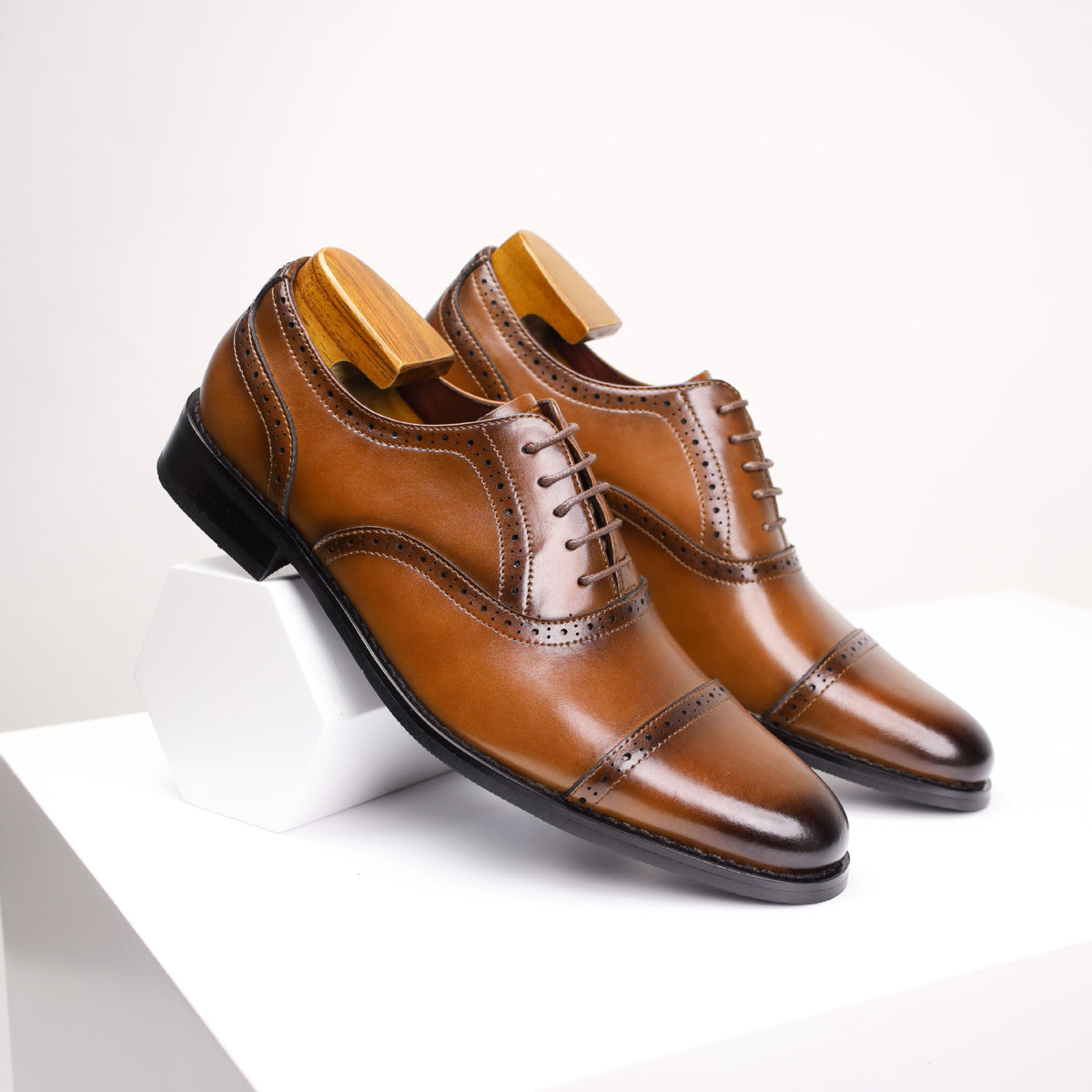 New Brogue Carved Men's Leather Shoes Men's Genuine Leather Business Shoes Casual Formal Wear Three-Joint British Business Style