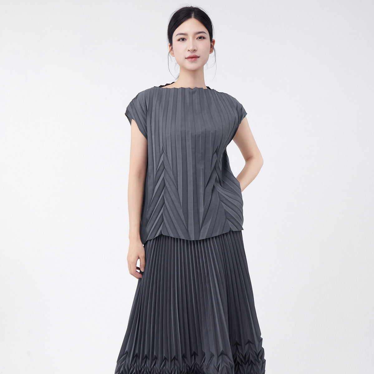 Fashion Women's Clothing 2026 Summer Hot-Selling Tops and Shirts, Stylish, Loose, Simple, Versatile for Commuting, Miyake-Style Short-Sleeve T-Shirts