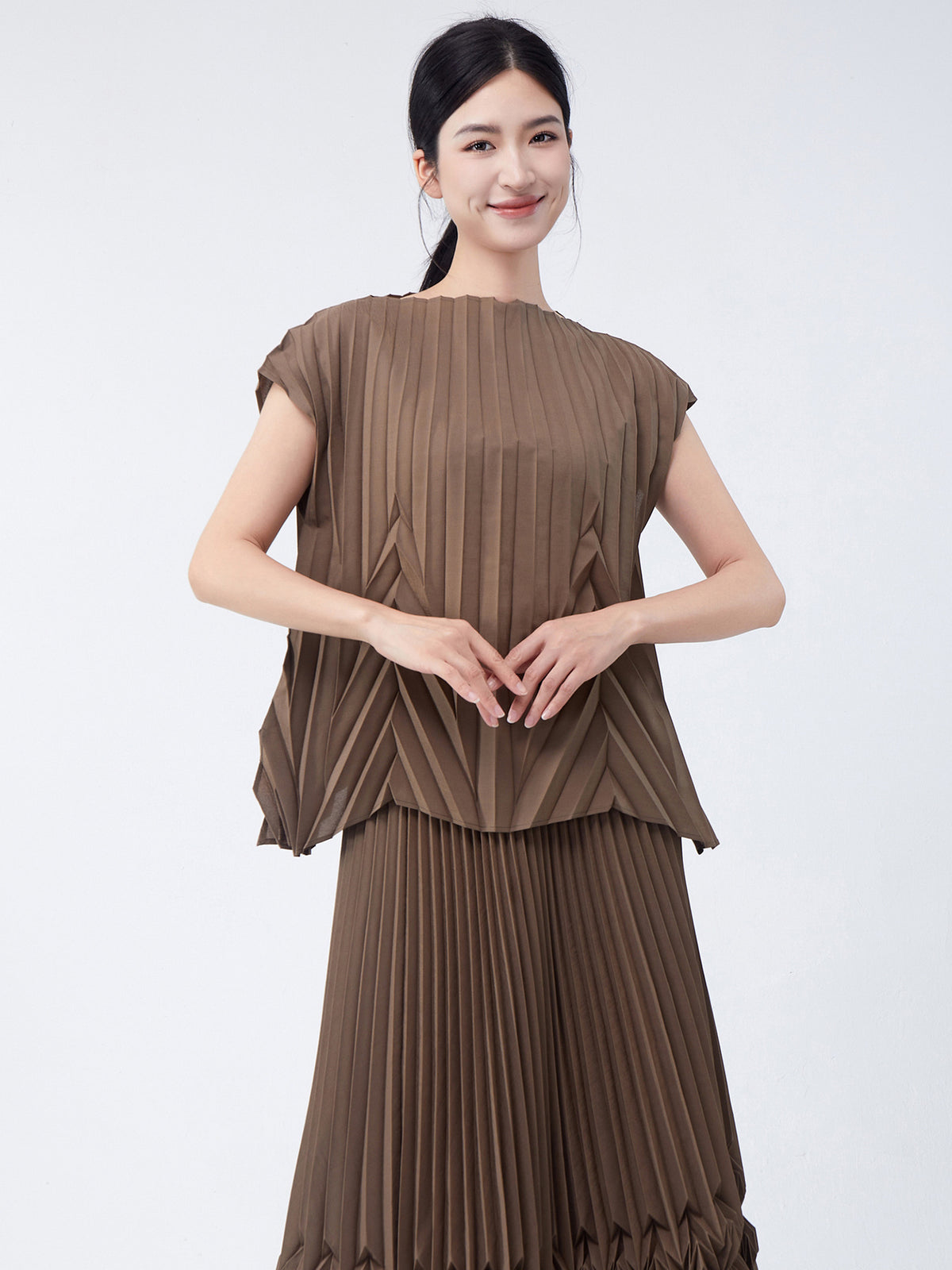 Fashion Women's Clothing 2026 Summer Hot-Selling Tops and Shirts, Stylish, Loose, Simple, Versatile for Commuting, Miyake-Style Short-Sleeve T-Shirts