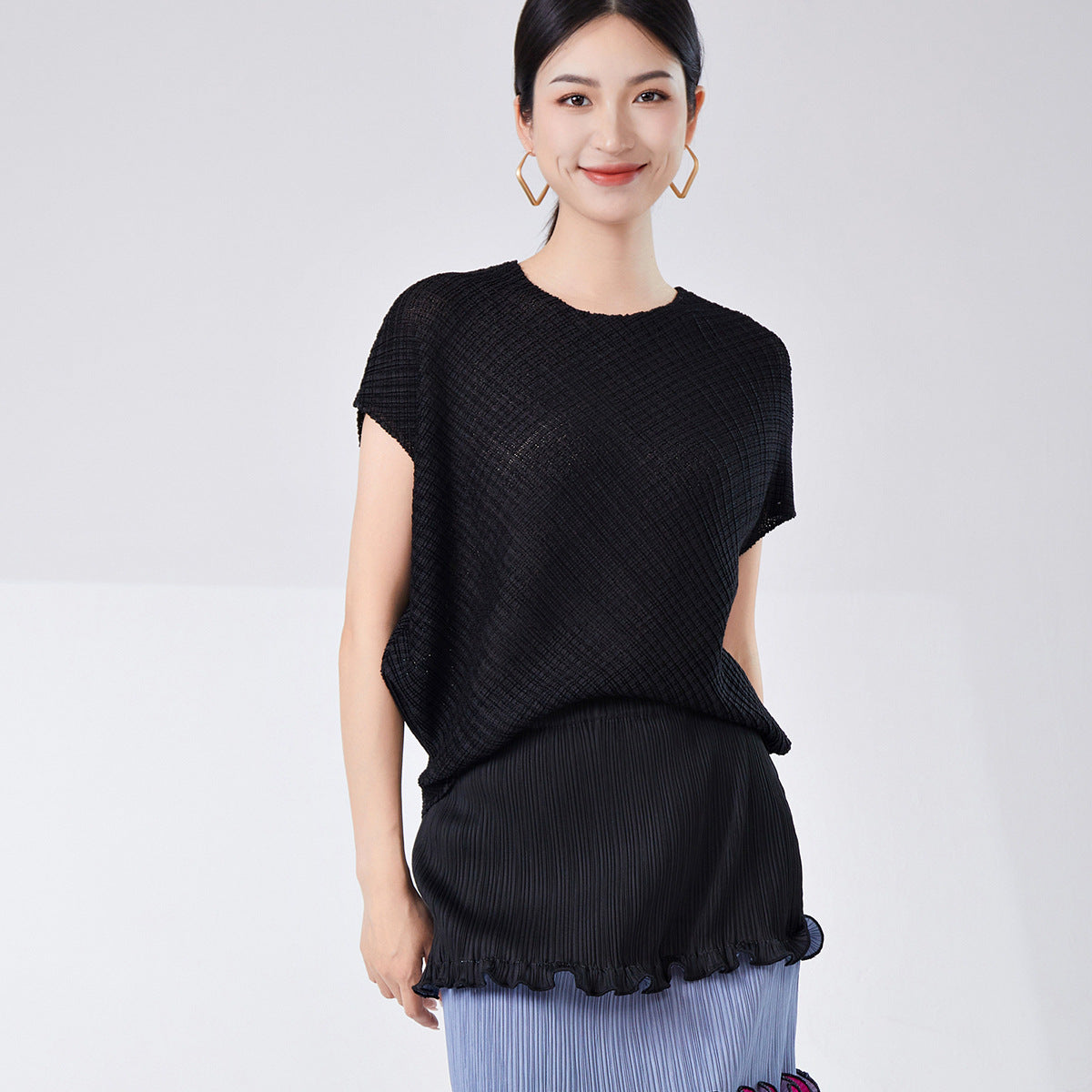 Fashionable Loose-Fitting Short-Sleeve T-Shirt for Women, Lightweight and Breathable, Batwing Sleeves, Round Neck, Conceals Flaws, Slimming, Versatile Miyake-Style Top