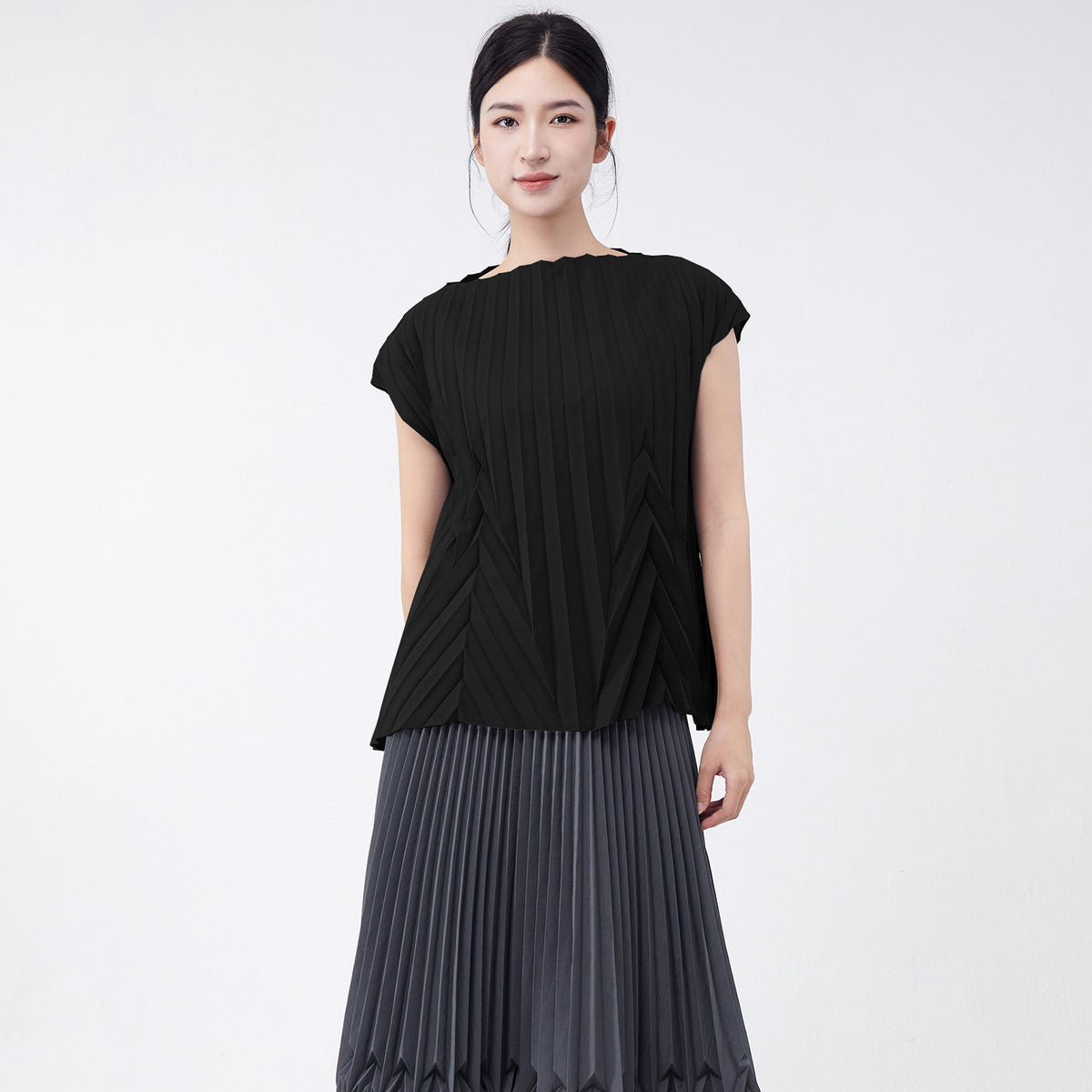 Fashion Women's Clothing 2026 Summer Hot-Selling Tops and Shirts, Stylish, Loose, Simple, Versatile for Commuting, Miyake-Style Short-Sleeve T-Shirts