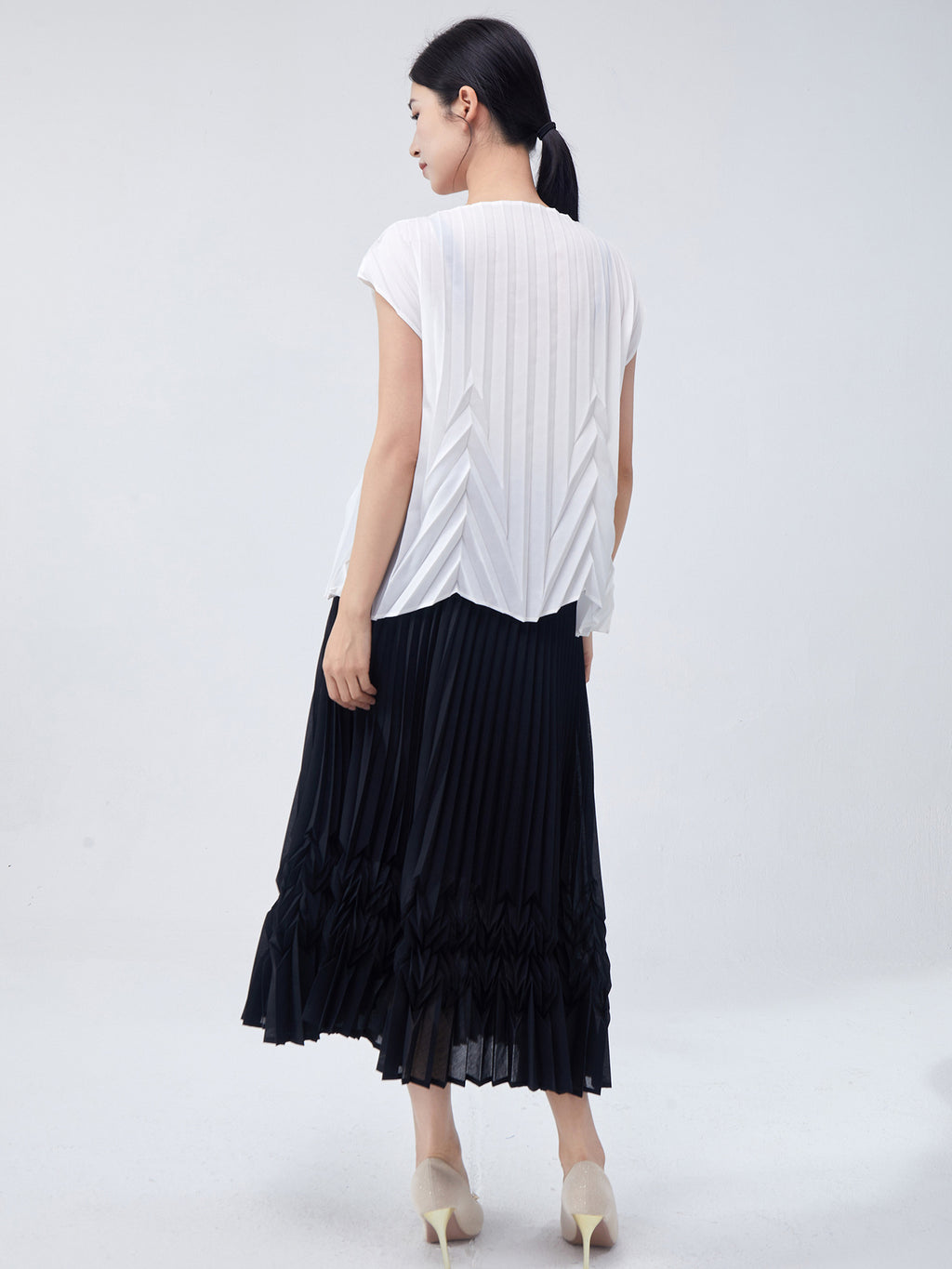 Fashion Women's Clothing 2026 Summer Hot-Selling Tops and Shirts, Stylish, Loose, Simple, Versatile for Commuting, Miyake-Style Short-Sleeve T-Shirts