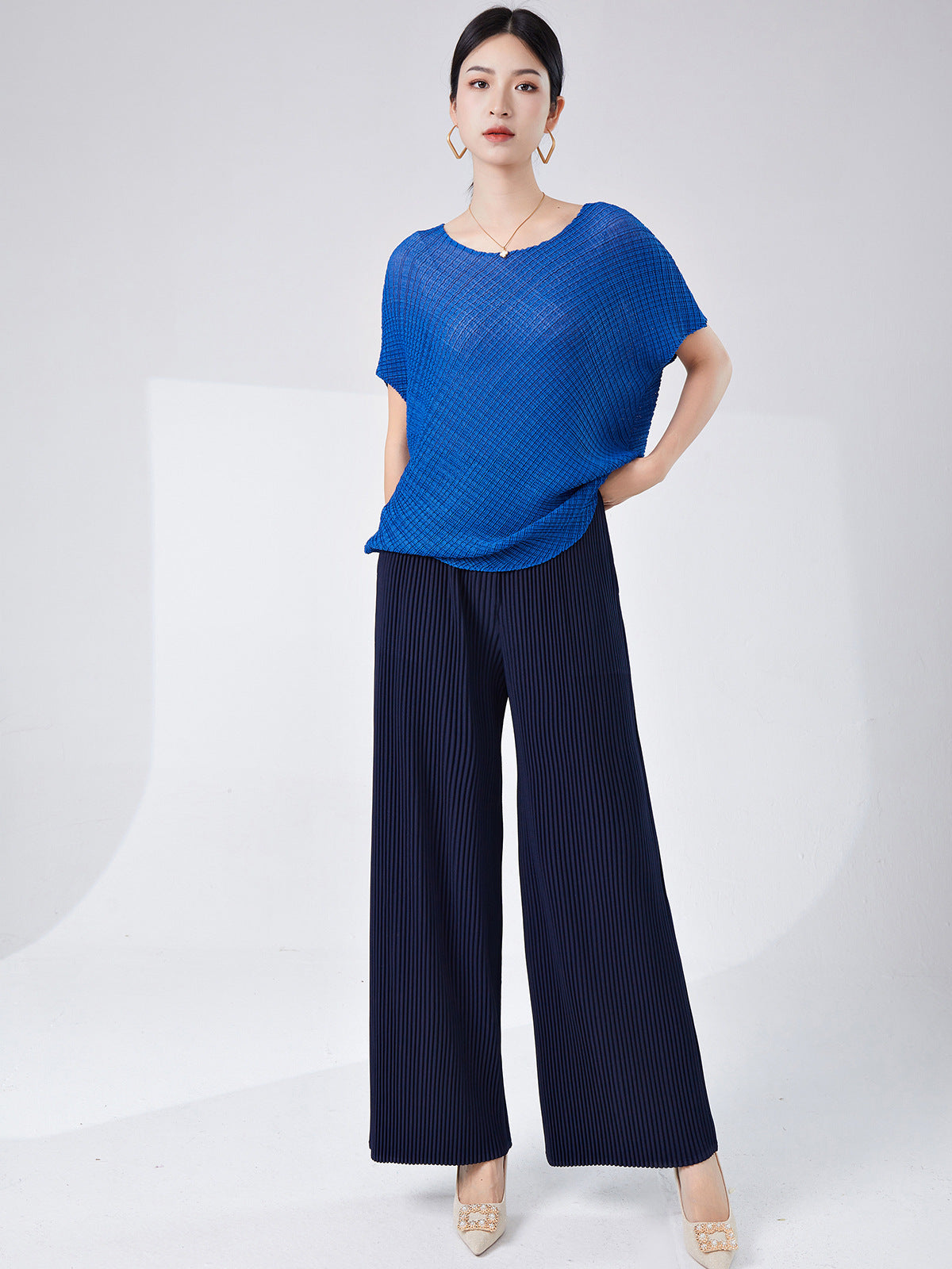 Fashionable Loose-Fitting Short-Sleeve T-Shirt for Women, Lightweight and Breathable, Batwing Sleeves, Round Neck, Conceals Flaws, Slimming, Versatile Miyake-Style Top