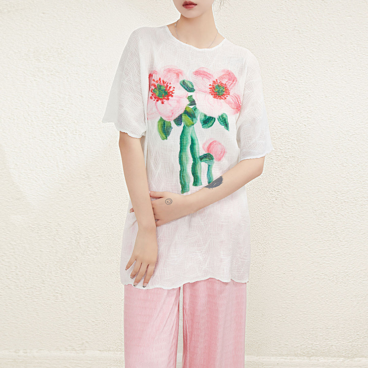 Age-Reducing Floral Print Pleated Round Neck Loose Short-Sleeved T-Shirt for Women in Summer, Super Nice-Looking, Unique and Chic Top