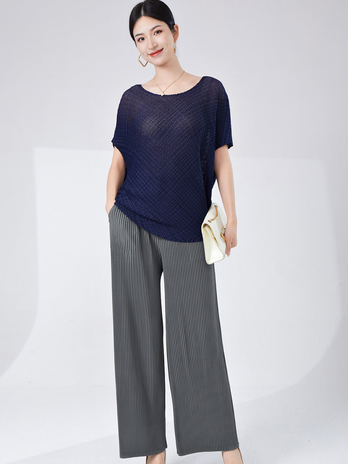 Fashionable Loose-Fitting Short-Sleeve T-Shirt for Women, Lightweight and Breathable, Batwing Sleeves, Round Neck, Conceals Flaws, Slimming, Versatile Miyake-Style Top