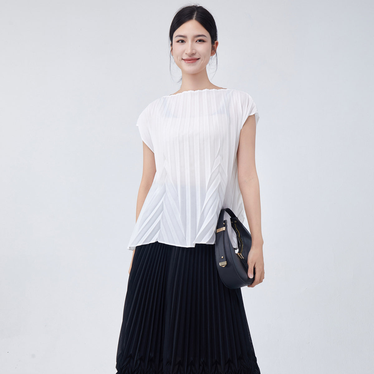 Fashion Women's Clothing 2026 Summer Hot-Selling Tops and Shirts, Stylish, Loose, Simple, Versatile for Commuting, Miyake-Style Short-Sleeve T-Shirts