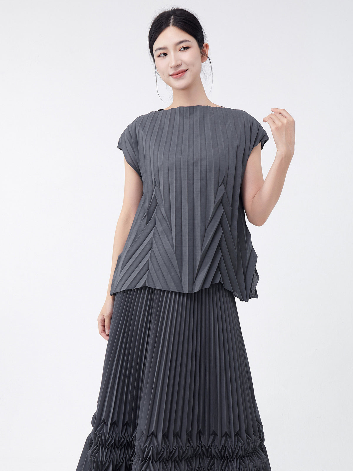 Fashion Women's Clothing 2026 Summer Hot-Selling Tops and Shirts, Stylish, Loose, Simple, Versatile for Commuting, Miyake-Style Short-Sleeve T-Shirts