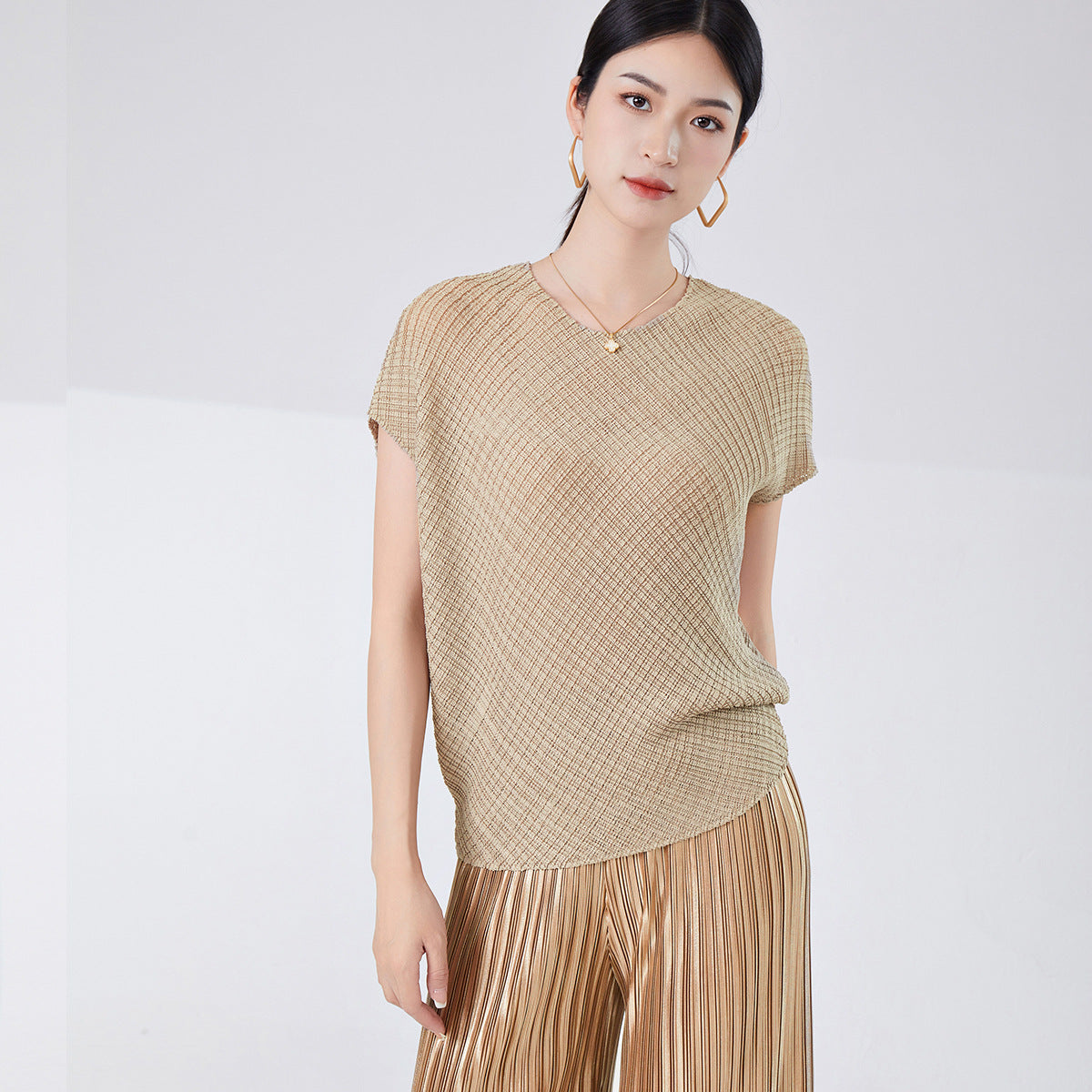 Fashionable Loose-Fitting Short-Sleeve T-Shirt for Women, Lightweight and Breathable, Batwing Sleeves, Round Neck, Conceals Flaws, Slimming, Versatile Miyake-Style Top