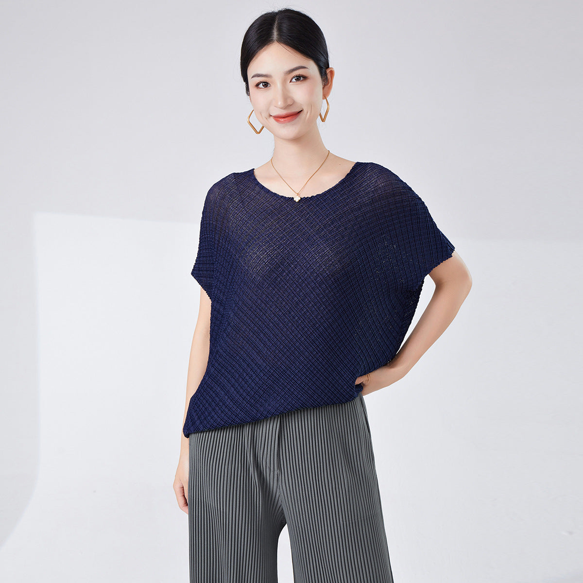 Fashionable Loose-Fitting Short-Sleeve T-Shirt for Women, Lightweight and Breathable, Batwing Sleeves, Round Neck, Conceals Flaws, Slimming, Versatile Miyake-Style Top