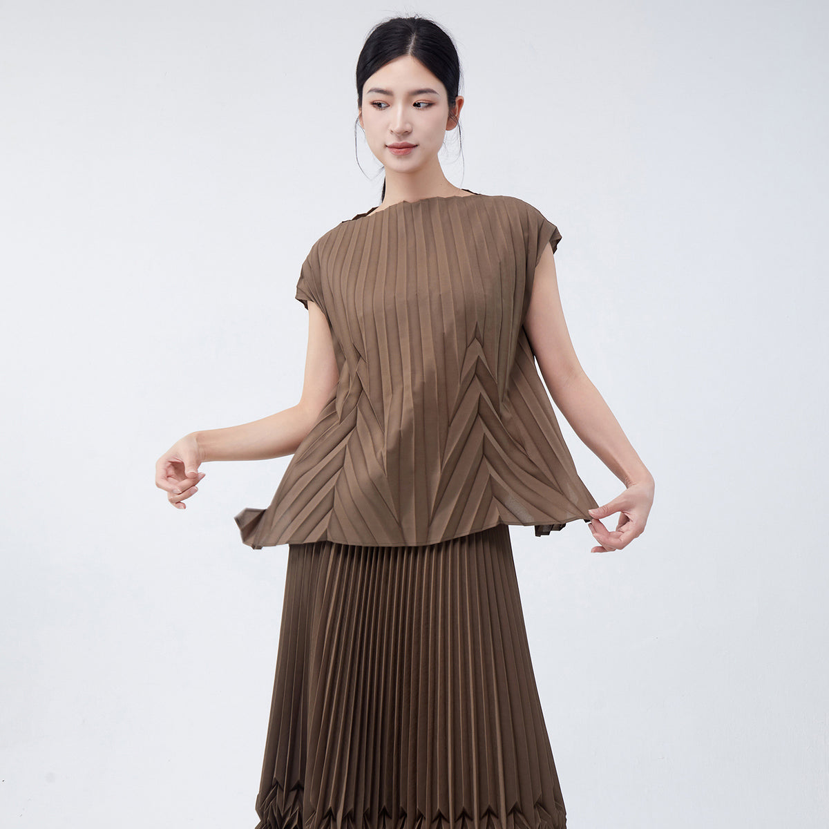 Fashion Women's Clothing 2026 Summer Hot-Selling Tops and Shirts, Stylish, Loose, Simple, Versatile for Commuting, Miyake-Style Short-Sleeve T-Shirts