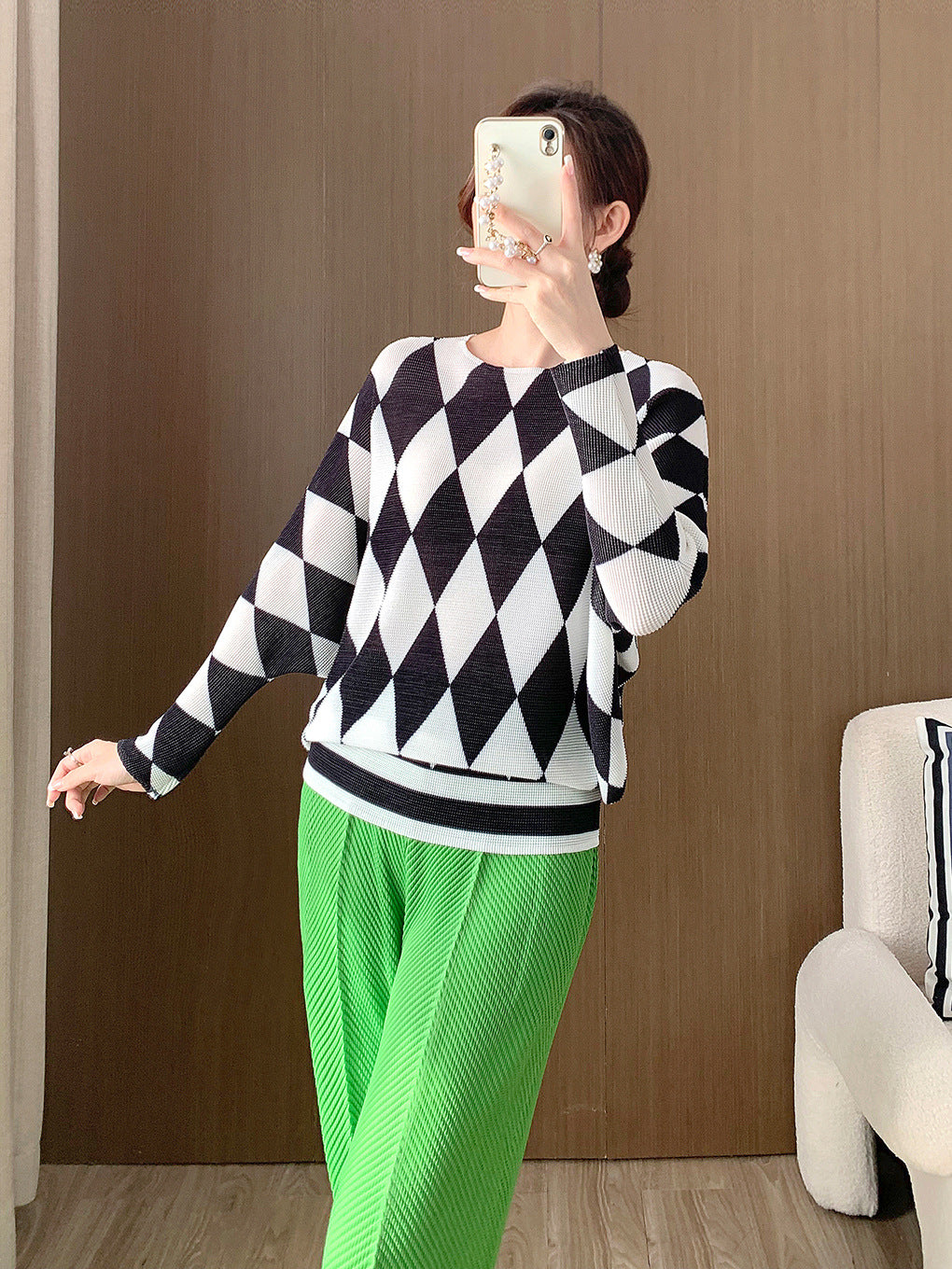 2024 Early Spring New Fashion Pleated Top Women's Miyake Design Sense Batwing Shirt Loose Pullover Sweater for Women