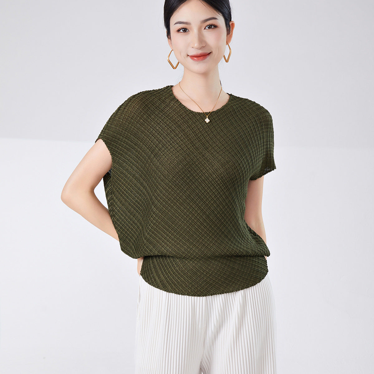 Fashionable Loose-Fitting Short-Sleeve T-Shirt for Women, Lightweight and Breathable, Batwing Sleeves, Round Neck, Conceals Flaws, Slimming, Versatile Miyake-Style Top