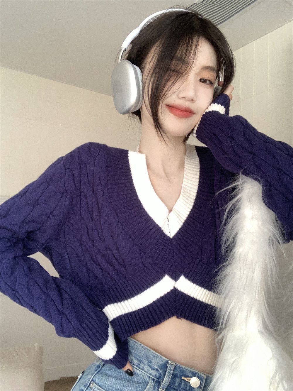 2024 Winter New Lazy Wind Explosions Thickened Sweater T-shirt Sweet Spice Girl Fashion Niche Design V-neck Top for Women