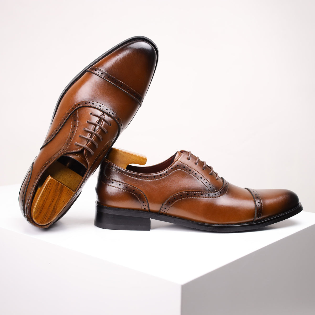 New Brogue Carved Men's Leather Shoes Men's Genuine Leather Business Shoes Casual Formal Wear Three-Joint British Business Style