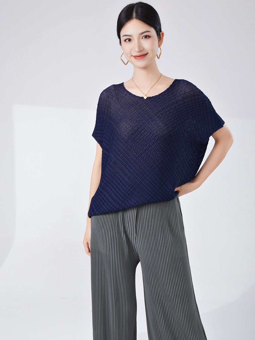 Fashionable Loose-Fitting Short-Sleeve T-Shirt for Women, Lightweight and Breathable, Batwing Sleeves, Round Neck, Conceals Flaws, Slimming, Versatile Miyake-Style Top