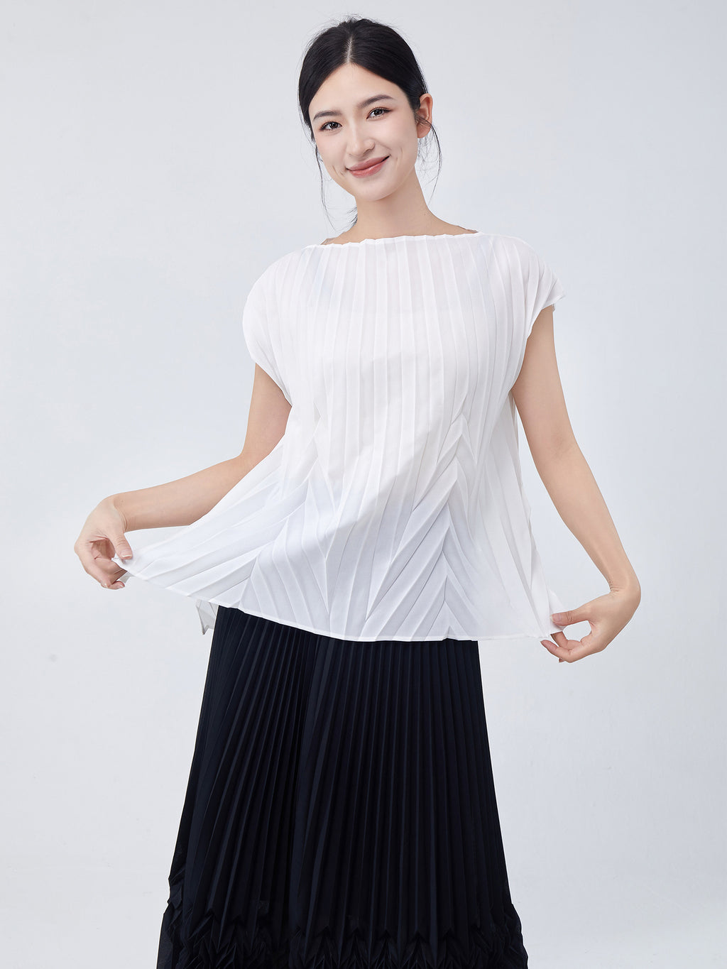 Fashion Women's Clothing 2026 Summer Hot-Selling Tops and Shirts, Stylish, Loose, Simple, Versatile for Commuting, Miyake-Style Short-Sleeve T-Shirts