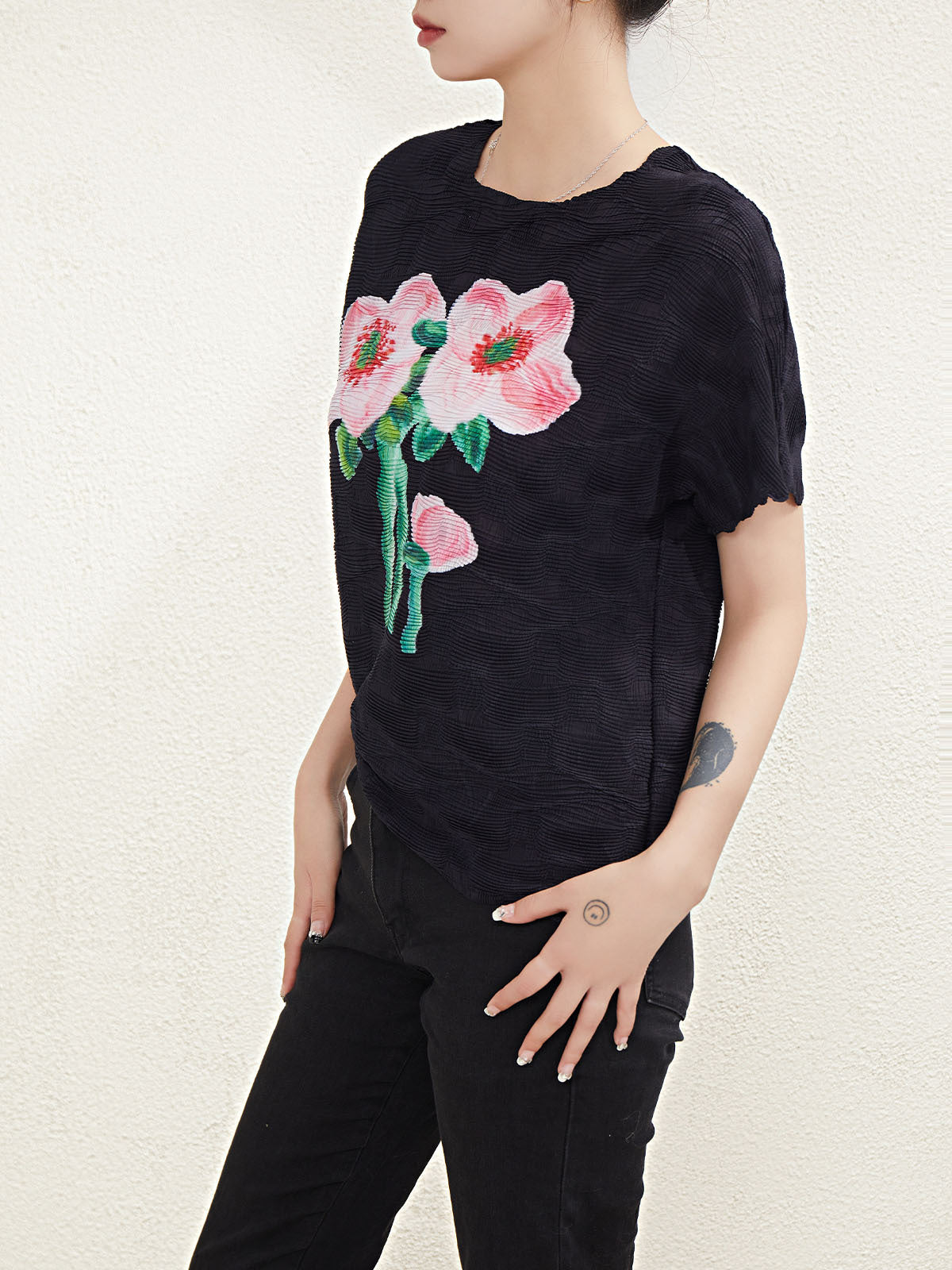 Age-Reducing Floral Print Pleated Round Neck Loose Short-Sleeved T-Shirt for Women in Summer, Super Nice-Looking, Unique and Chic Top