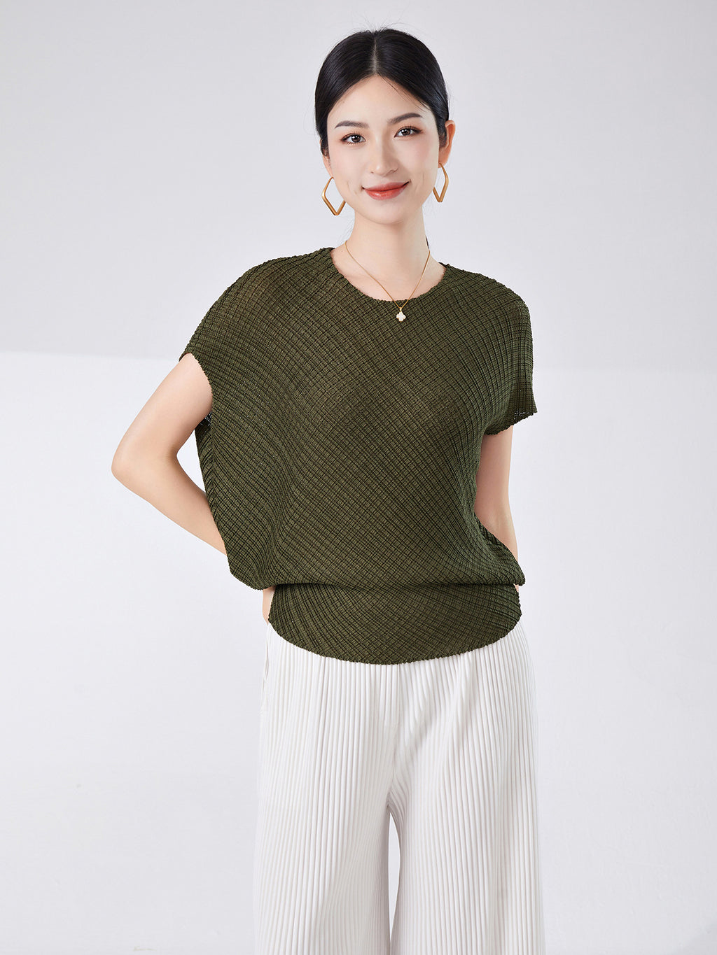 Fashionable Loose-Fitting Short-Sleeve T-Shirt for Women, Lightweight and Breathable, Batwing Sleeves, Round Neck, Conceals Flaws, Slimming, Versatile Miyake-Style Top