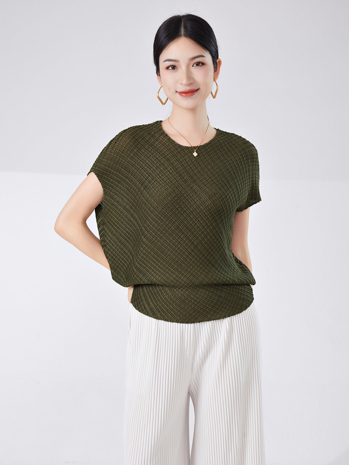 Fashionable Loose-Fitting Short-Sleeve T-Shirt for Women, Lightweight and Breathable, Batwing Sleeves, Round Neck, Conceals Flaws, Slimming, Versatile Miyake-Style Top