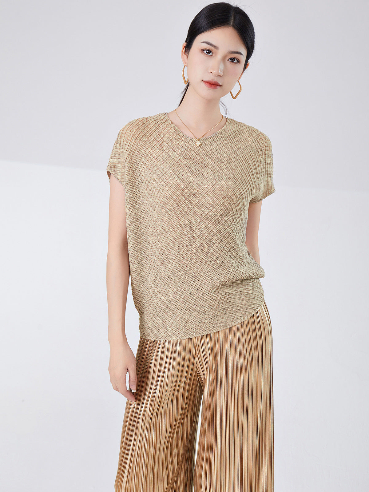 Fashionable Loose-Fitting Short-Sleeve T-Shirt for Women, Lightweight and Breathable, Batwing Sleeves, Round Neck, Conceals Flaws, Slimming, Versatile Miyake-Style Top