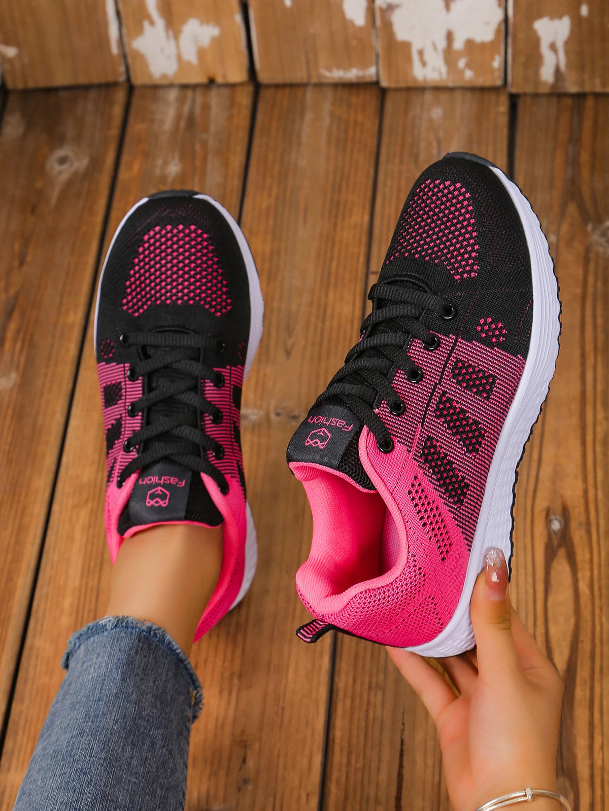 Women’s casual sports shoes with solid-colored fabric and front lacing, suitable for outdoor leisure wear.