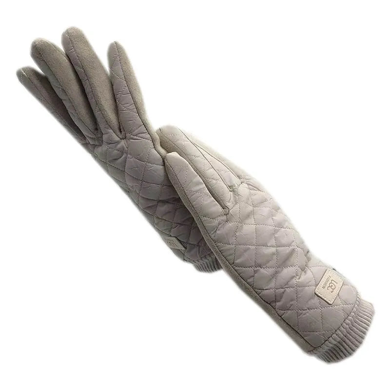 The new fashionable touch screen gloves for women in winter are stylish for driving, keep warm and are windproof when skiing. Th