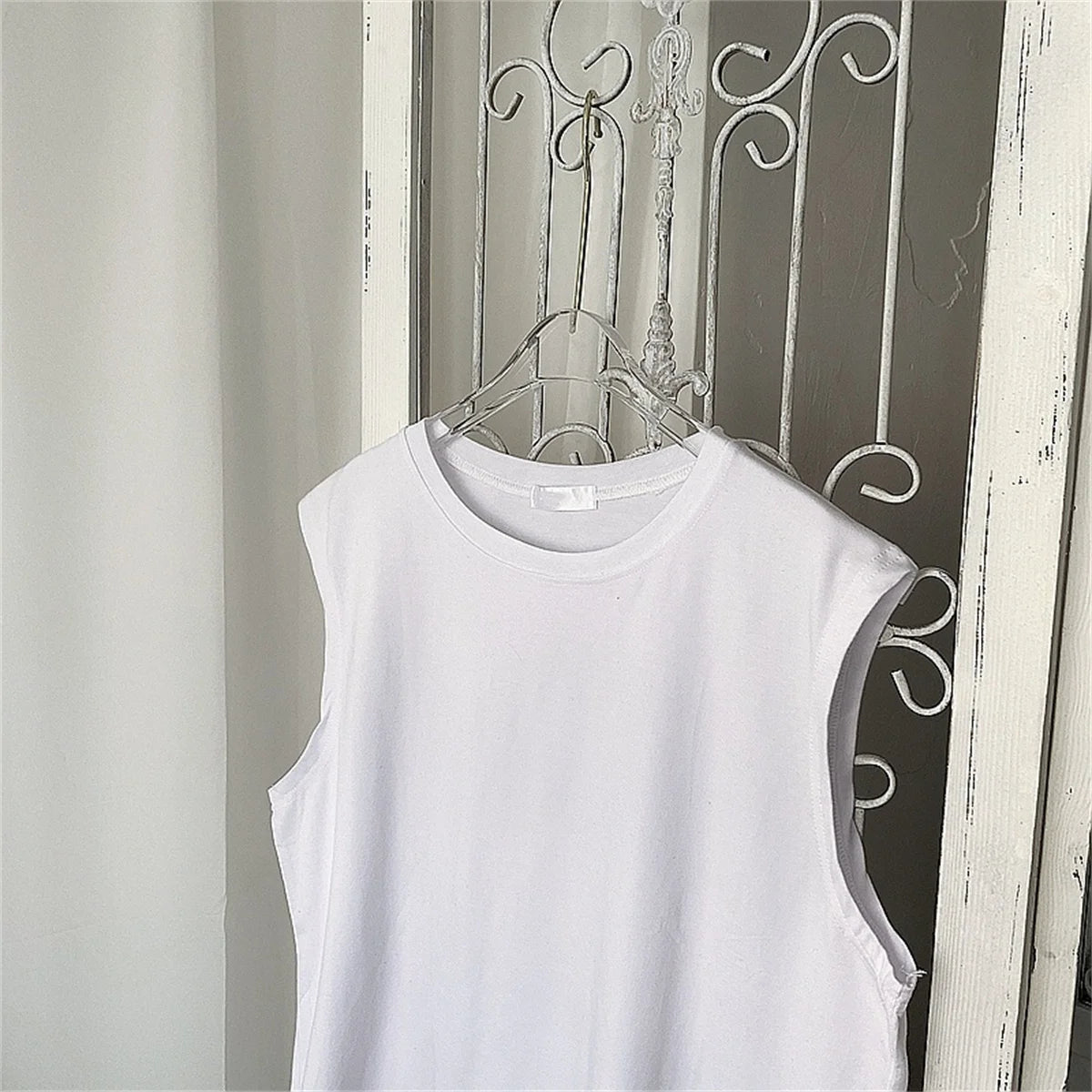 Men's solid color casual sleeveless tank top round neck moisture absorbent sweat drying tank top suitable for summer sports