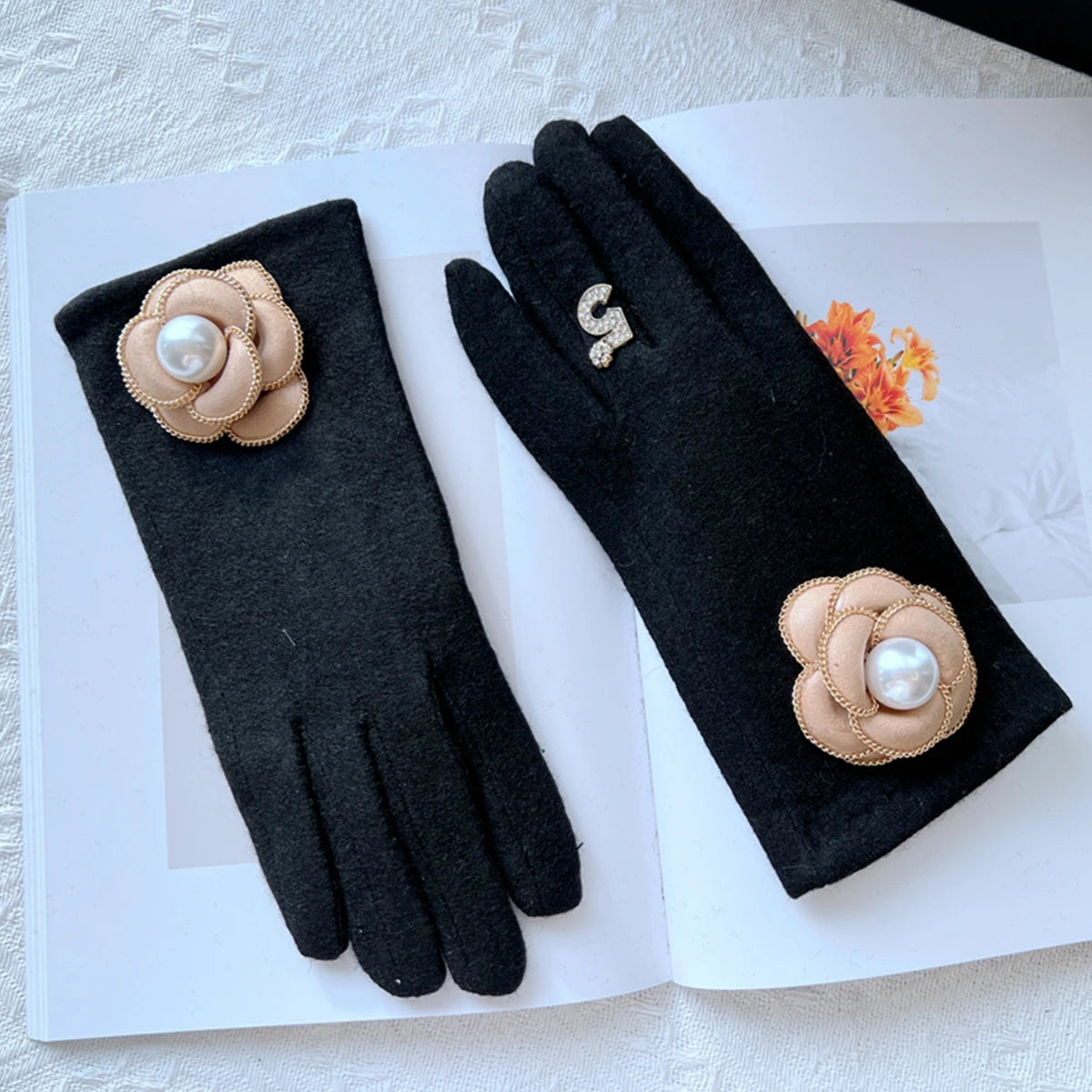 Elegant Brand Flower Gloves For women In Winter Soft Warm Wool Wrist Touch screen Black Mittens Daily Use Guantes