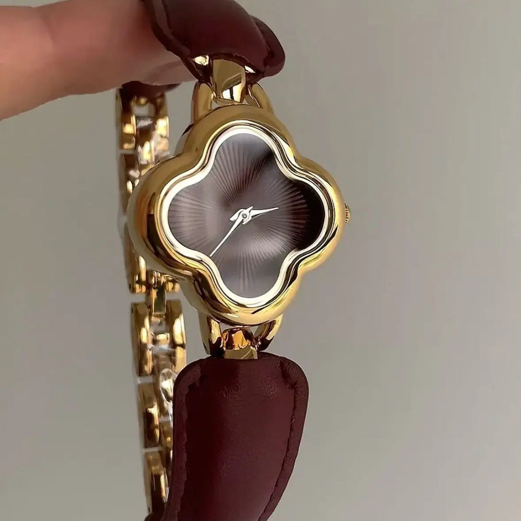 New Retro Women's Watch, Retro Fashionable Quartz Watch with Four-Leaf Clover Leather Design Bracelet