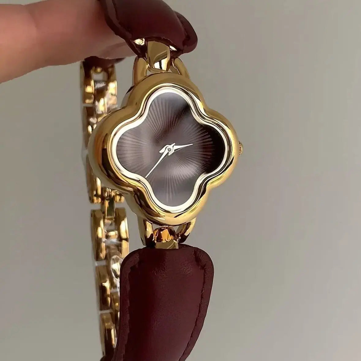 New Retro Women's Watch, Retro Fashionable Quartz Watch with Four-Leaf Clover Leather Design Bracelet