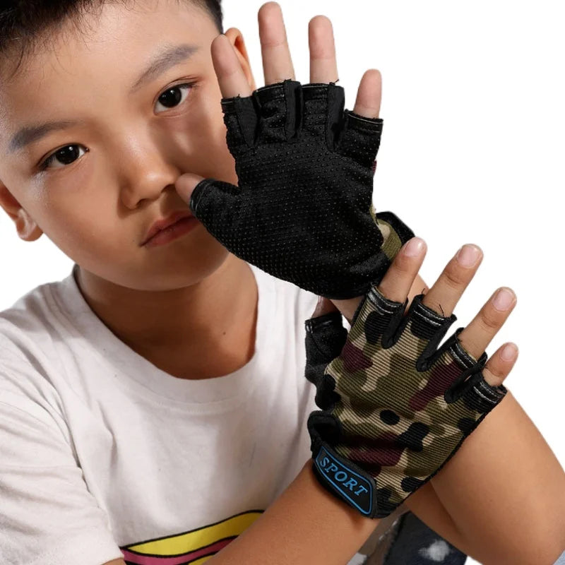 1 Pair Camo Sports Gloves for Children Kids Half Finger Riding Cycling Running Gloves for Boys Girls Outdoor Sports Gloves