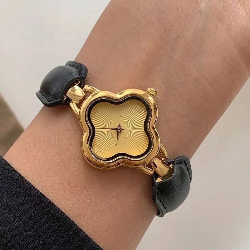 New Retro Women's Watch, Retro Fashionable Quartz Watch with Four-Leaf Clover Leather Design Bracelet