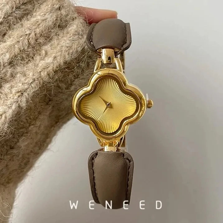 New Retro Women's Watch, Retro Fashionable Quartz Watch with Four-Leaf Clover Leather Design Bracelet