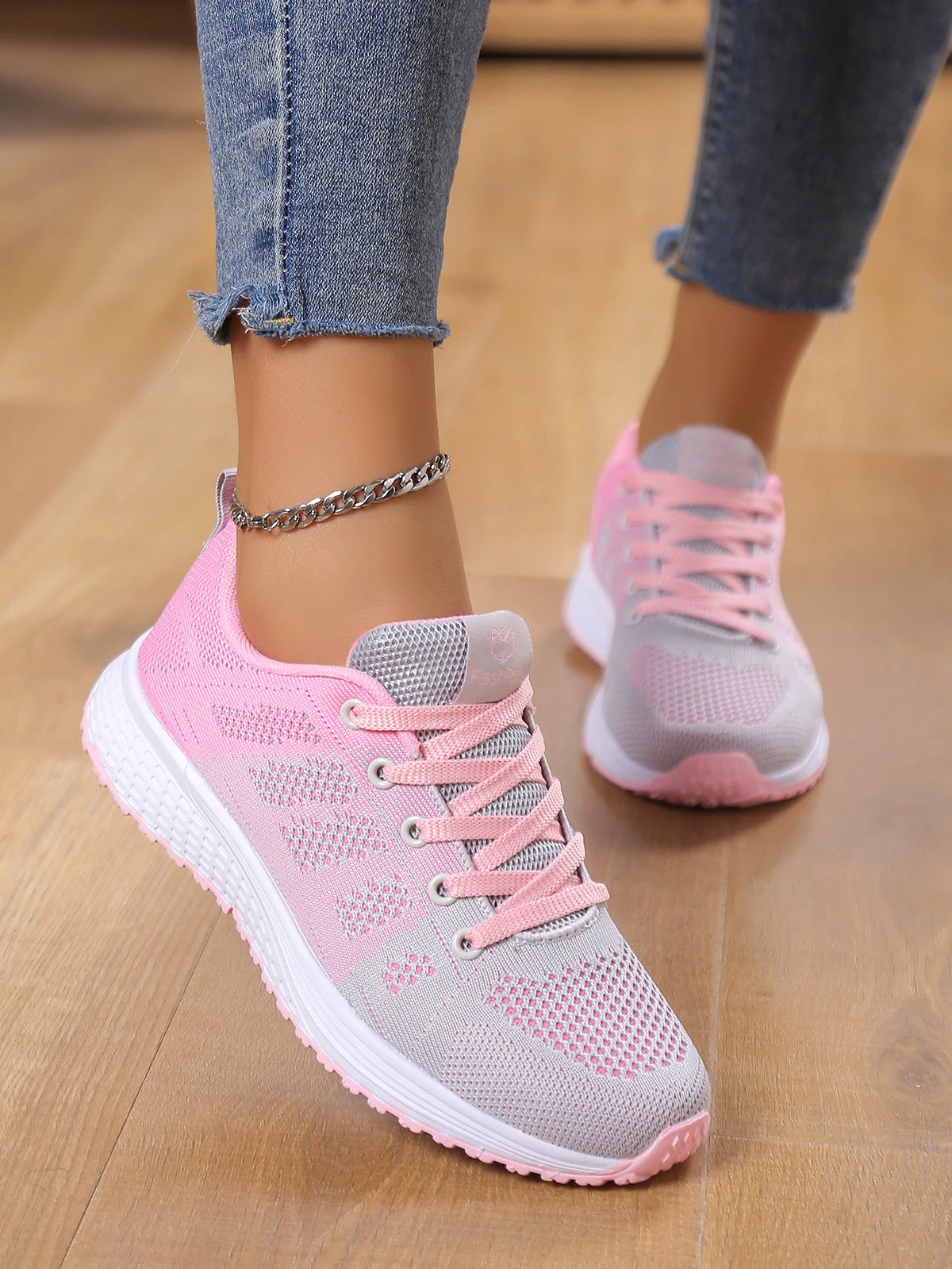 Women’s casual sports shoes with solid-colored fabric and front lacing, suitable for outdoor leisure wear.