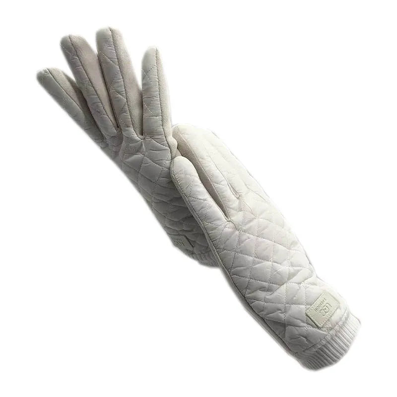 The new fashionable touch screen gloves for women in winter are stylish for driving, keep warm and are windproof when skiing. Th