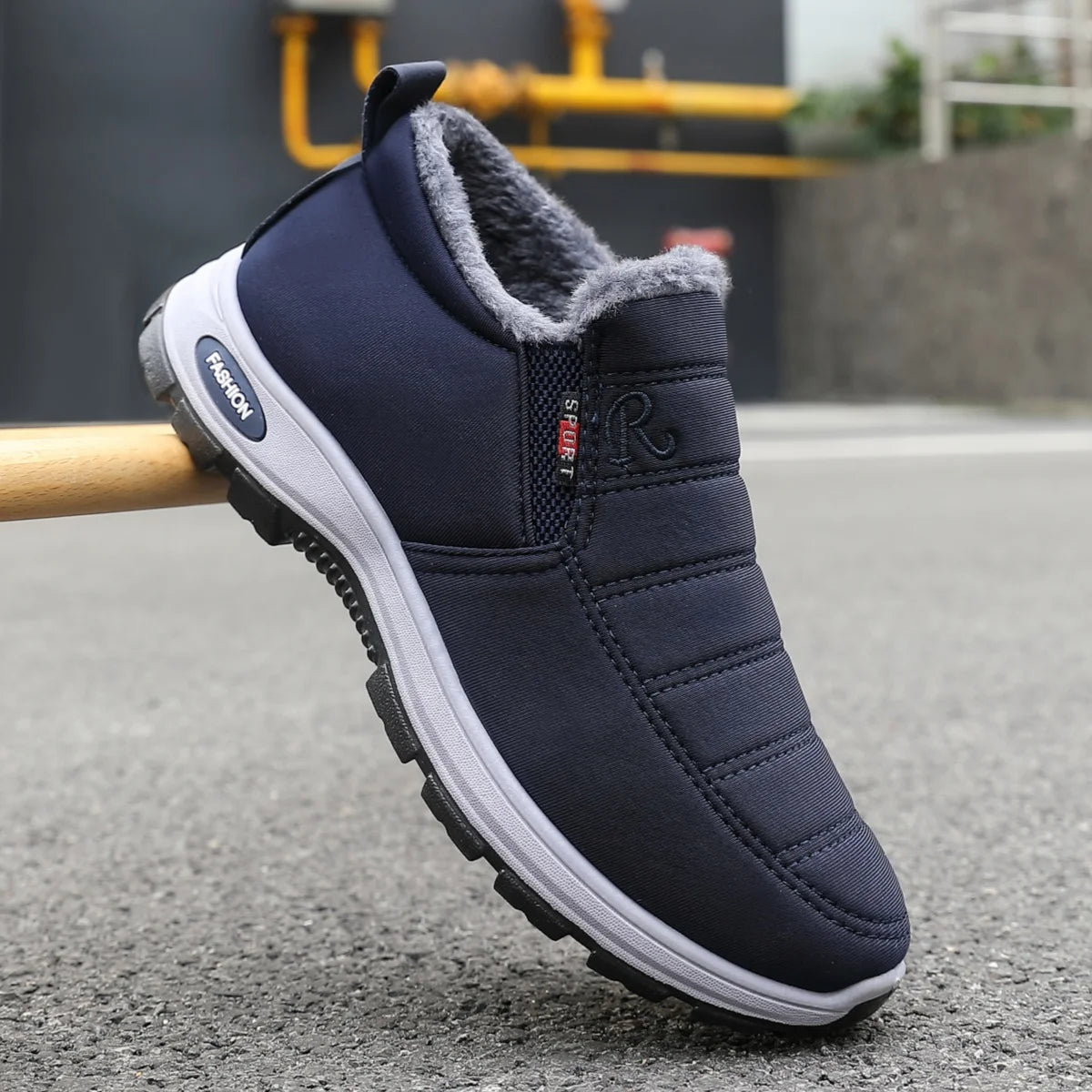 Men's casual snow boots: comfortable, warm, slip-on design, versatile and lightweight.
