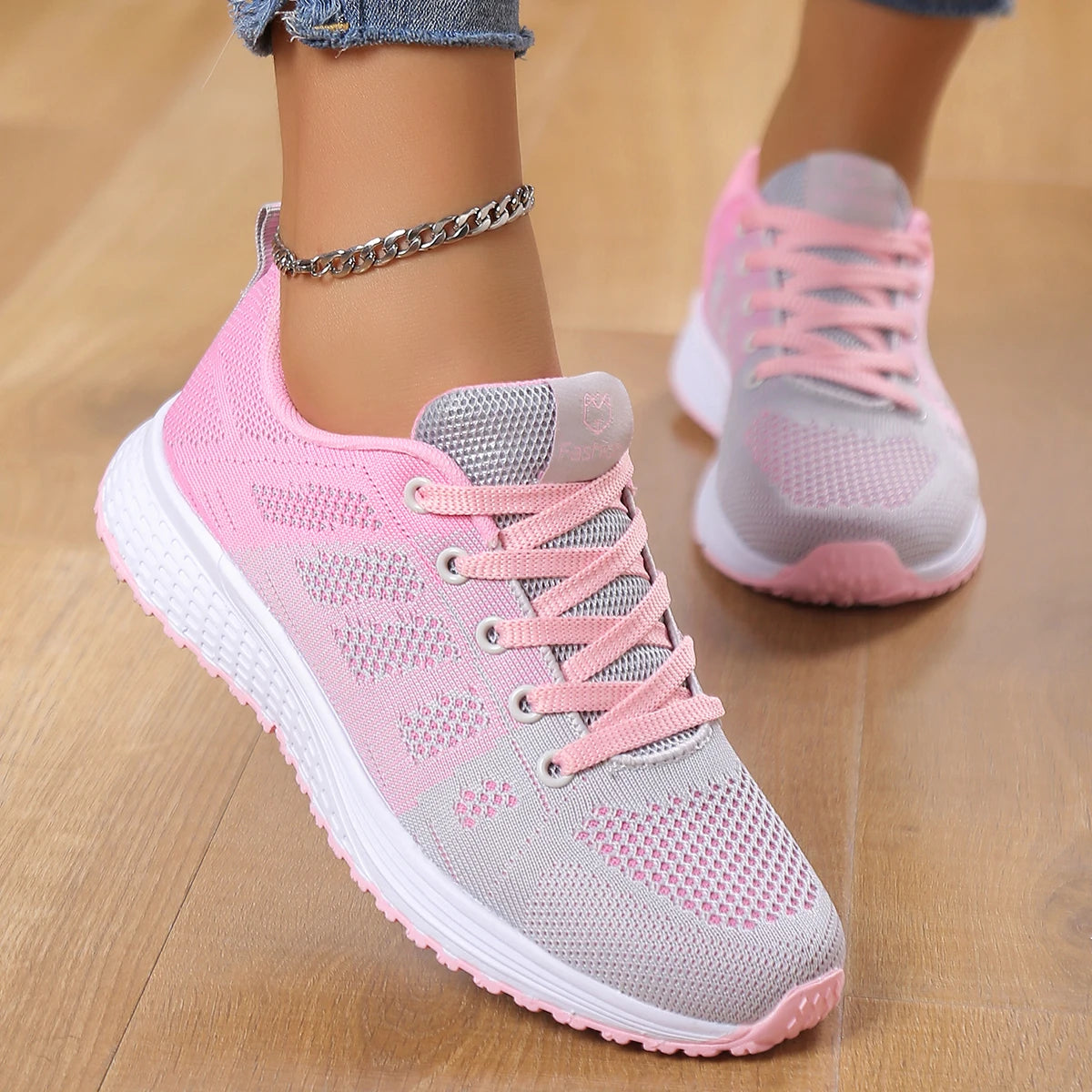 Women’s casual sports shoes with solid-colored fabric and front lacing, suitable for outdoor leisure wear.