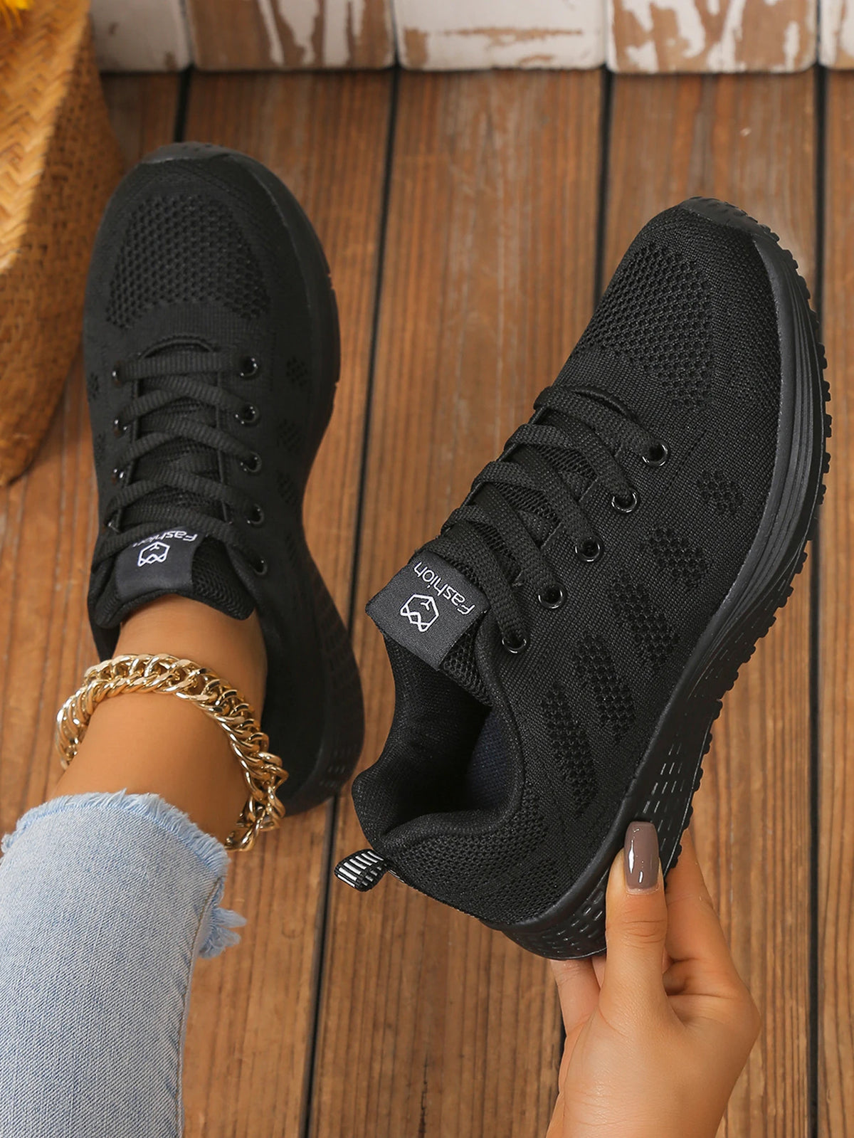 Women’s casual sports shoes with solid-colored fabric and front lacing, suitable for outdoor leisure wear.