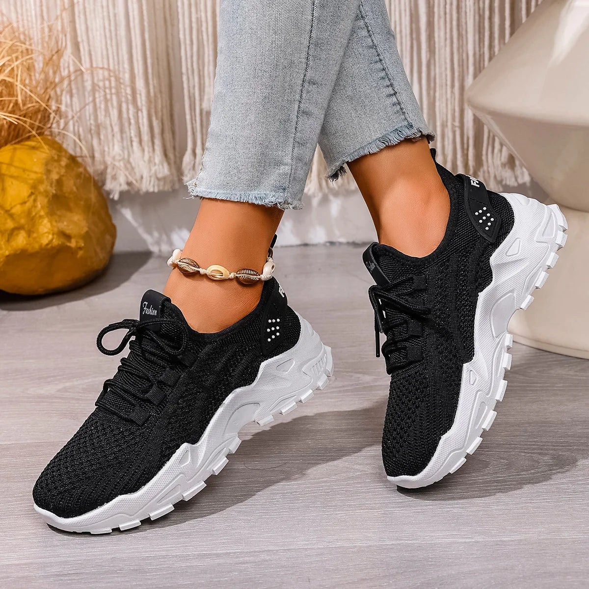 Women’s stylish, breathable, knitted sports shoes for spring and autumn. Casual, lightweight