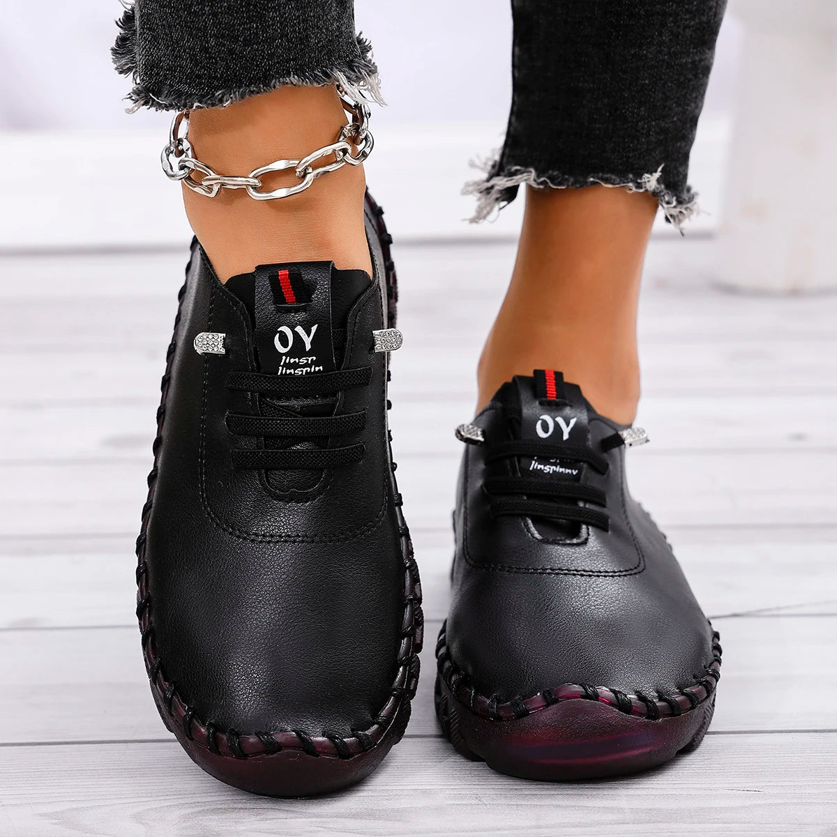 Women Sneakers Lightweight Comfortable Sneakers Women Large Size Soft Leather Sports Shoes Women 2025 New Flat Running Shoes