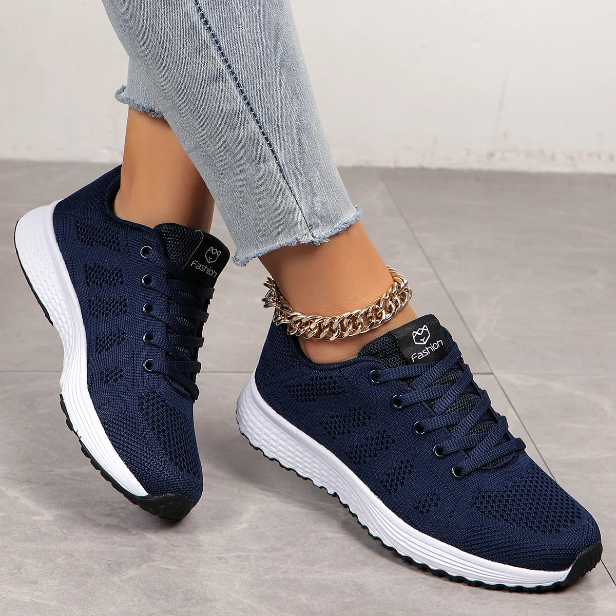 Women’s casual sports shoes with solid-colored fabric and front lacing, suitable for outdoor leisure wear.
