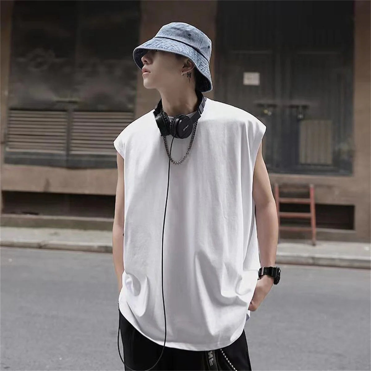 Men's solid color casual sleeveless tank top round neck moisture absorbent sweat drying tank top suitable for summer sports