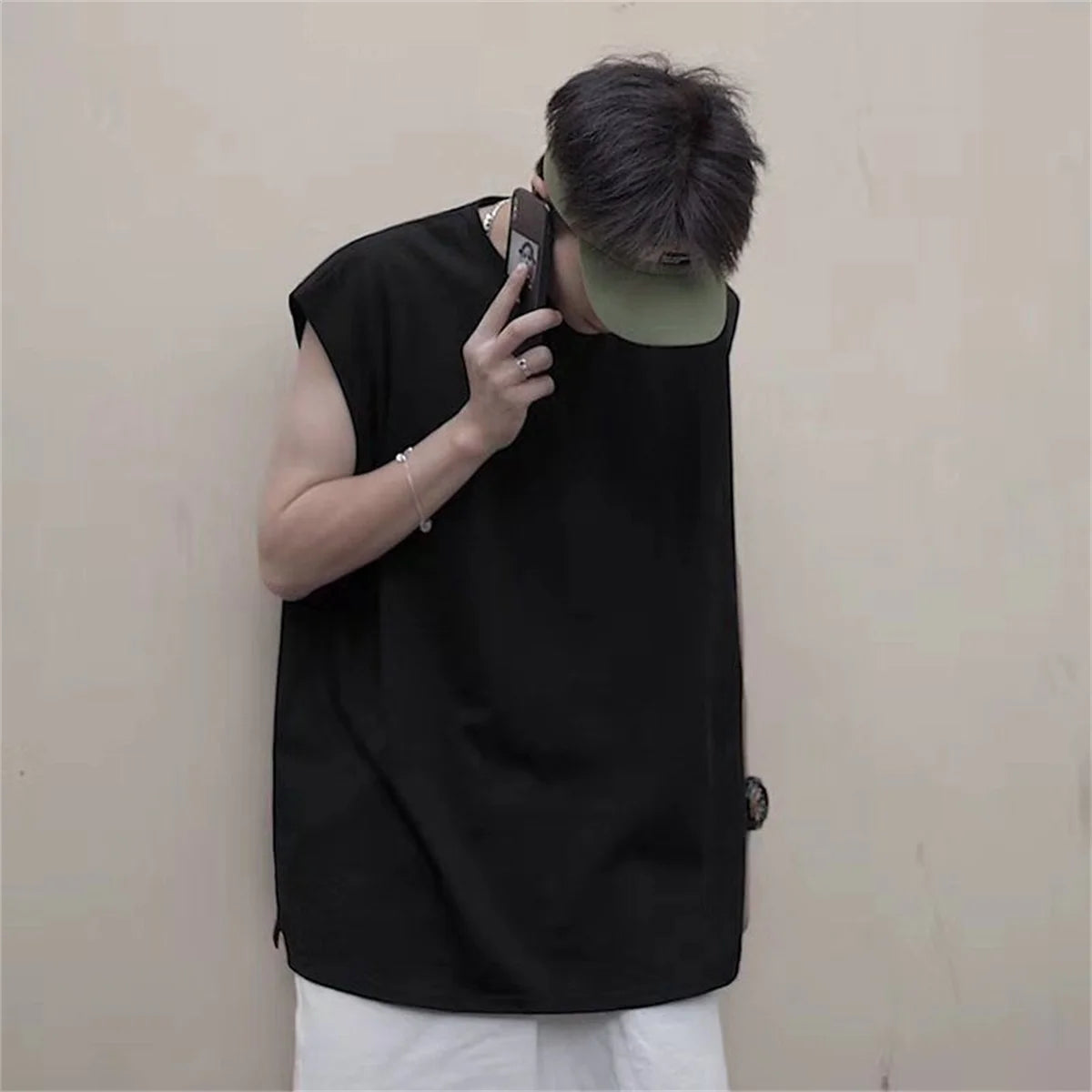 Men's solid color casual sleeveless tank top round neck moisture absorbent sweat drying tank top suitable for summer sports