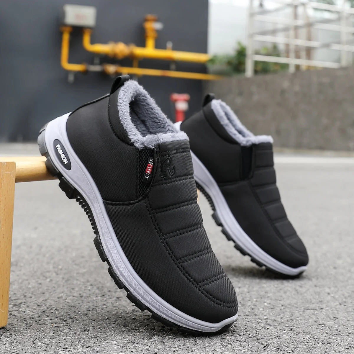 Men's casual snow boots: comfortable, warm, slip-on design, versatile and lightweight.