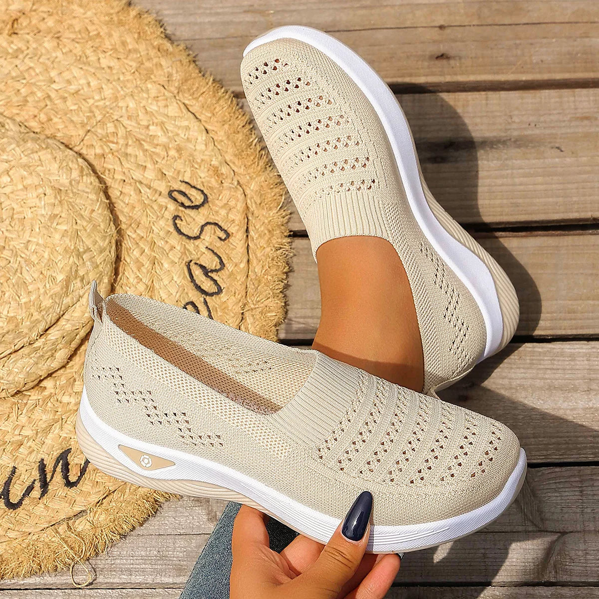 2026 New Women's Easy-Wear Low-Top Walking Sneakers, Breathable Mesh Upper Lightweight Casual Shoes