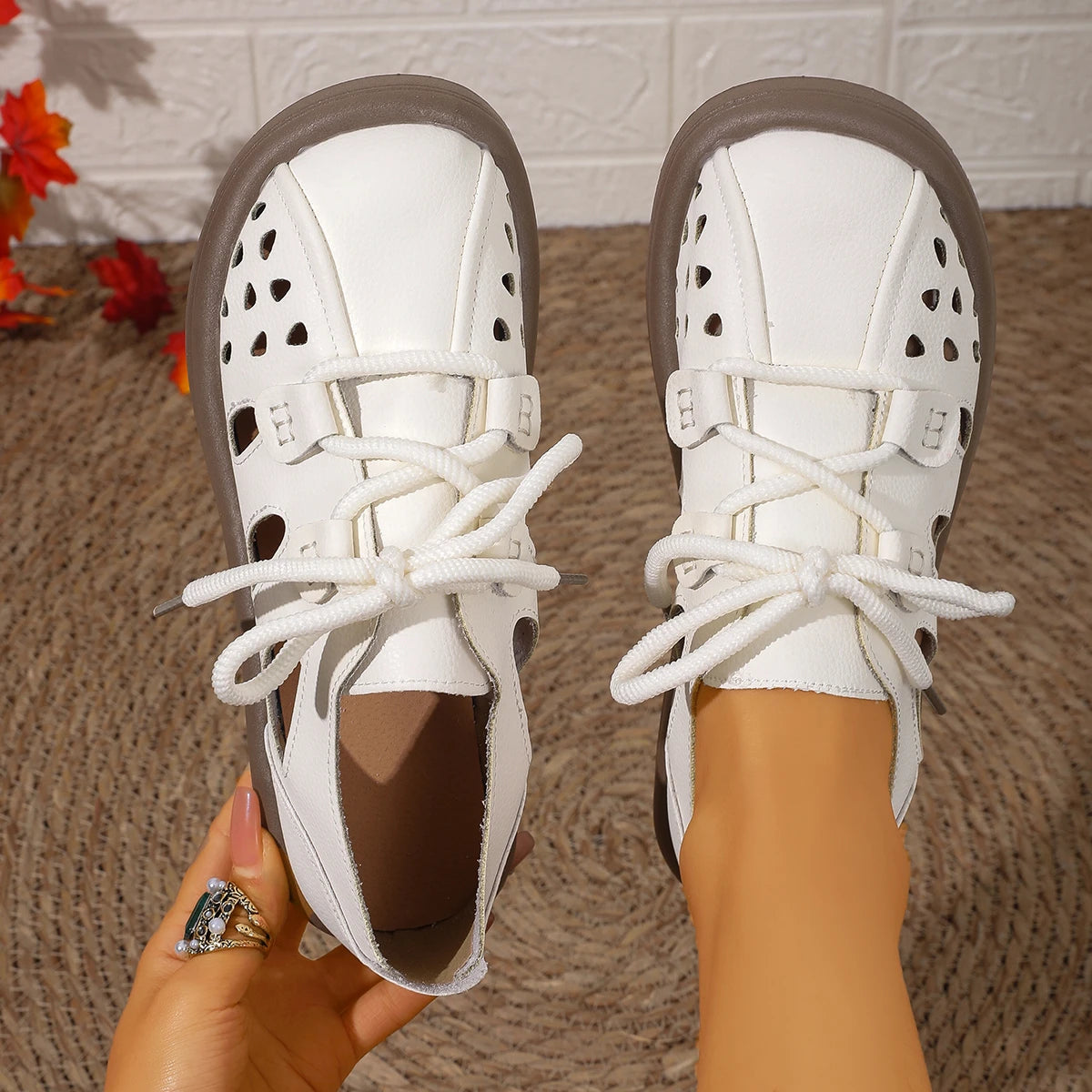Women Sneakers Retro Luxury Brand Woman Flat Sandals Summer Hollow Designer Flat Shoes Casual Soft Bottom Platform Sneakers