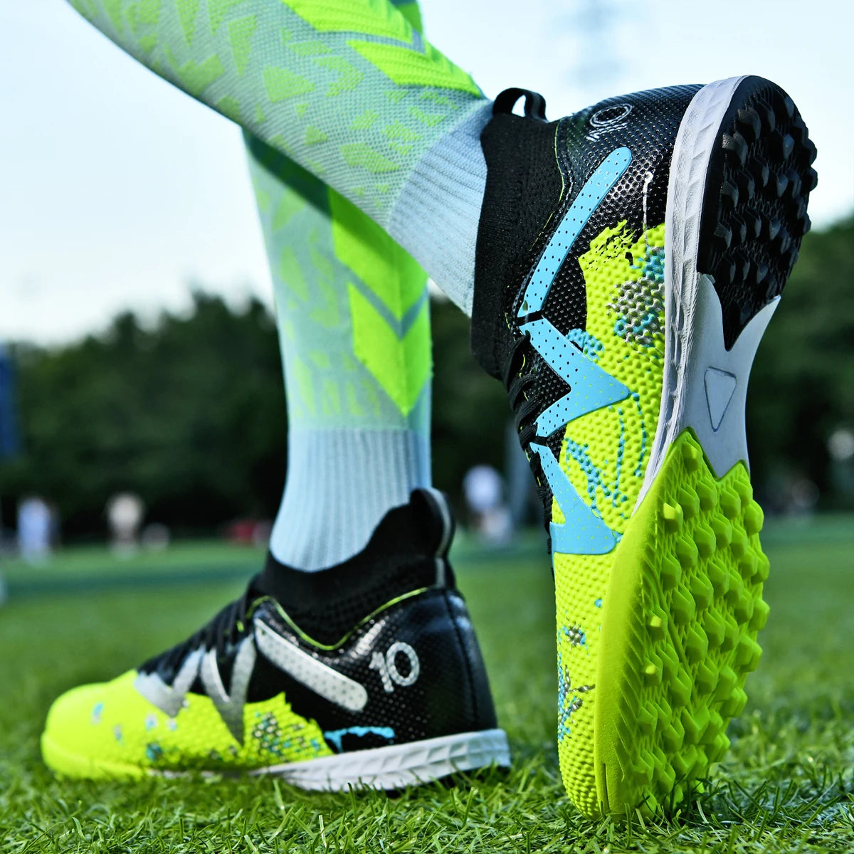 New Men Women Football Shoes Outdoor Competitions Training Soccer Shoes Comfort Breathable Long Nails Anti Slip Sneakers